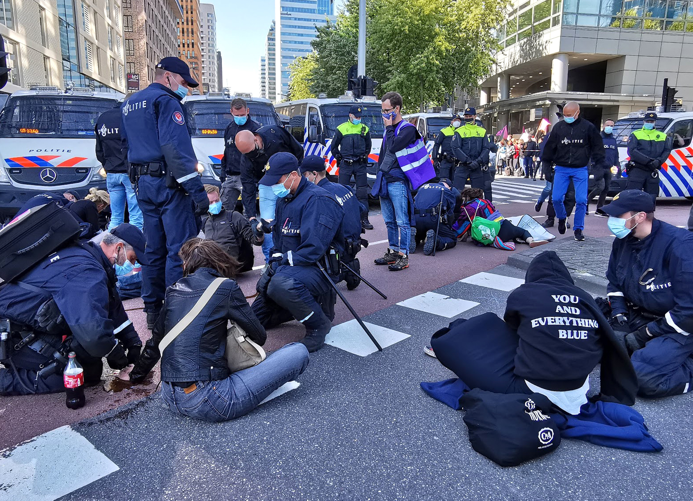 Banner Hartendorf Film & Video Zittende demonstranten voor tabletweergave